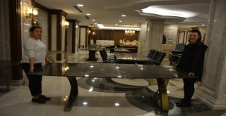 Bir Santimlik Mermer Masa Üzerine 4 Kişi Binmesine Rağmen Kırılmadı