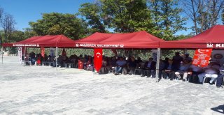 Hak-İş 15 Temmuz Şehitlerini Andı