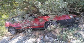 Virajı Alamayan Otomobil Kaza Yaptı: 2 Yaralı
