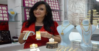 Altının Tahtına Gümüş Takılar Oturuyor