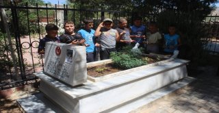 Çocuklardan Şehit Mezarlarına Anlamlı Ziyaret