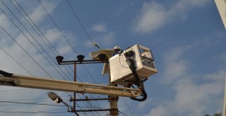 Evin Balkonundan Uçan Halı Elektrik Tellerinin Üzerine Düştü