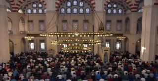 Bayram Namazı Sonrası Bayramlaşma