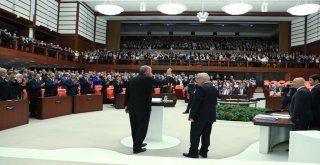 Cumhurbaşkanı Recep Tayyip Erdoğan, Yemin Etmek İçin Genel Kurul Salonuna Geldi. Cumhurbaşkanı Erdoğanın Yemin Etmesiyle Cumhurbaşkanlığı Hükümet Sistemine Resmen Bugün Geçilecek.