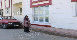 Pencerenin Önüne Park Edilen Araçlar Çileden Çıkardı