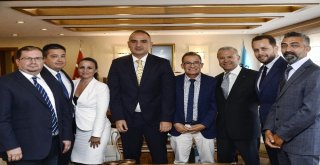 Çeşmeli Turizmcilerden Uber Ve Wikipedia Açılsın Talebi