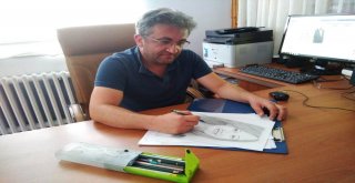 Yaptığı Kara Kalem Resim Ve Karikatürler Büyük İlgi Görüyor