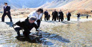 Kimli Zirve Sona Erdi, Moon, Kuzeyden Ayrıldı