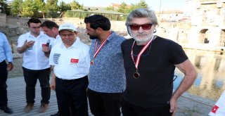 Sanatçılar Yozgatın Tanıtımı İçin Tarihi Roma Hamamında Yüzdü