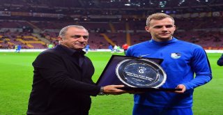 Galatasaraydan Bb Erzurumsporlu Futbolcu Lennart Thye Plaket