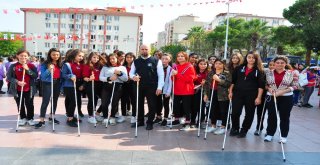 Gözleri Bandajlı Ellerindeki Bastonlarla Yürüdüler