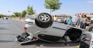 Aşırı Hızlı Araç Kırmızı Işıkta Bekleyen Otomobile Çarptı: 3 Yaralı