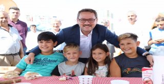 Vatandaşlar Bir Yandan Kahvaltı Yaptı, Bir Yandan Kesim Sırası Bekledi