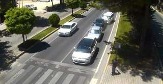 Sol Şeritte Durarak Yayaya Yol Vermek İsteyen Sürücü Kazaya Neden Oldu