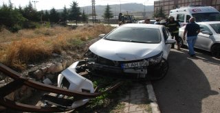 Elektrik Direğine Çarpan Otomobilde Anne Ve Çocuğu Yaralandı