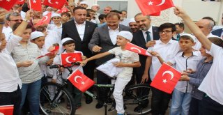 Sabah Namazına Gelen Çocuklara Bisiklet Hediye Ettiler