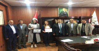 Turan, Ulusal Kalite Etiketi Almaya Hak Kazanan Öğretmene Ödülünü Verdi