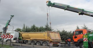 Temde Hafriyat Kamyonu Devrildi, Trafik Durma Noktasına Geldi