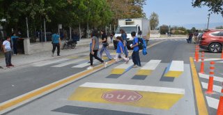 Okul Önünde Sürücüleri İster İstemez Yavaşlatan Yaya Geçidi