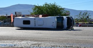 İşçileri Taşıyan Minibüs Tırla Çarpıştı: 1İ Ağır 8 Yaralı