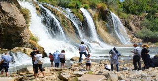 Serinlemek İsteyenler Şelaleye Akın Ediyor