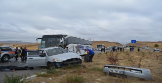 Sivasta Yolcu Otobüsü İle Otomobil Çarpıştı: 2 Ölü, 3 Yaralı