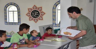 4 Farklı Ülkeden 30 Çocuk, Aynı Camide Kuran Eğitimi Alıyor