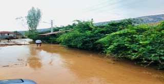 Antalyada 30 Dakikalık Yağmur Sele Neden Oldu