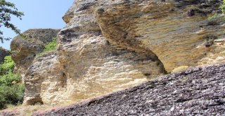 (Özel) Okuldan Mezun Olanlar, 100 Yıldır Mezuniyetlerini Bu Kayaya Yazıyor