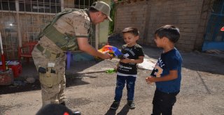 Irak Sınırında Jandarma Vatandaşın Bayramını Kutladı