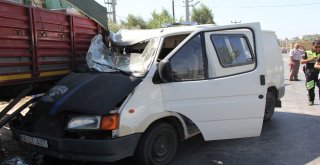 Minibüs Park Halindeki Tıra Çarptı; 1 Yaralı