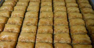 Halk Ekmek Baklavası Raflarda
