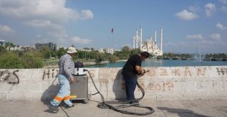 Tarihi Taşköprüdeki Çirkinliğin İzleri Siliniyor