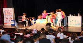 ‘Bilimin Uçan Sirki Tiyatro Oyunu Sahnelendi