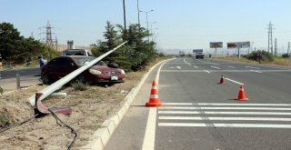 Askerlerin Bulunduğu Otomobil Aydınlatma Direğine Çarptı: 1 Ölü, 2 Yaralı