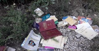 Tarihi Mezarlığa Atılan Kitaplar Tepki Çekti
