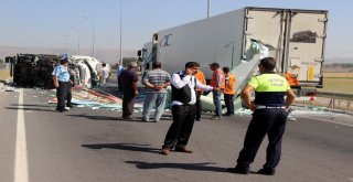 Tıra Çarpan Ayran Yüklü Kamyon Devrildi: 2 Yaralı