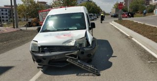 Kamyonetin Çarptığı Otomobil Rampa Yukarı Takla Attı: 2 Yaralı