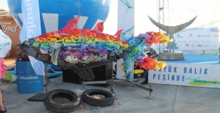 Öğrencilerin Atıklardan Yaptığı Balık Heykeli İle 3 Öğrencinin Eğitimine Katkı