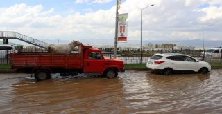 Erzurumda Sağanak Sele Dönüştü