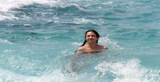 Kavurucu Sıcaklardan Bunalanlar Kendilerini Denize Attı