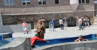 Sıcaktan Bunalan Çocuklar Süs Havuzunda Serinliyor