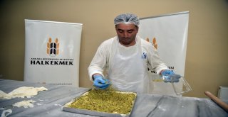 Halk Ekmek Baklavası Raflarda