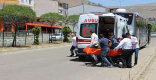 Bingölde Yolcu Otobüsü Kamyonla Çarpıştı: 8 Yaralı