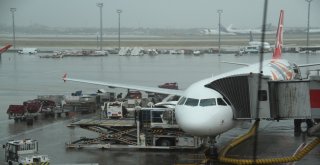 Atatürk Havalimanında Uçuşlara Şiddetli Yağış Engeli