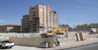 Eski Devlet Hastanesi Binası Saniyeler İçinde Tamamen Yıkıldı