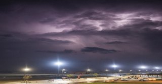 Şimşekler Gökyüzünü Böyle Aydınlattı