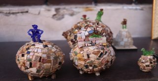 Atık Cam Ve Taşları Sanat Eserine Dönüştürüyor