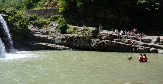 Sıcaktan Bunalanlar, Şelalelere Akın Etti