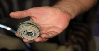 Okul İçin Biriktirdikleri Dolarları Liraya Çevirdiler
